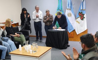 FERNANDO GRAY FIRMÓ EL PASE A PLANTA PERMANENTE DE 60 EMPLEADAS Y EMPLEADOS MUNICIPALES