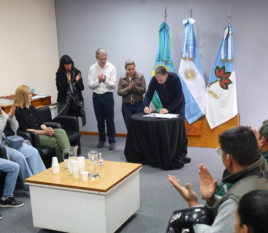 FERNANDO GRAY FIRMÓ EL PASE A PLANTA PERMANENTE DE 60 EMPLEADAS Y EMPLEADOS MUNICIPALES