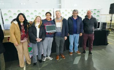FERNANDO GRAY Y MAGUI GRAY ENTREGARON 700 NOTEBOOKS EN LA ESCUELA SECUNDARIA N° 1 DE MONTE GRANDE