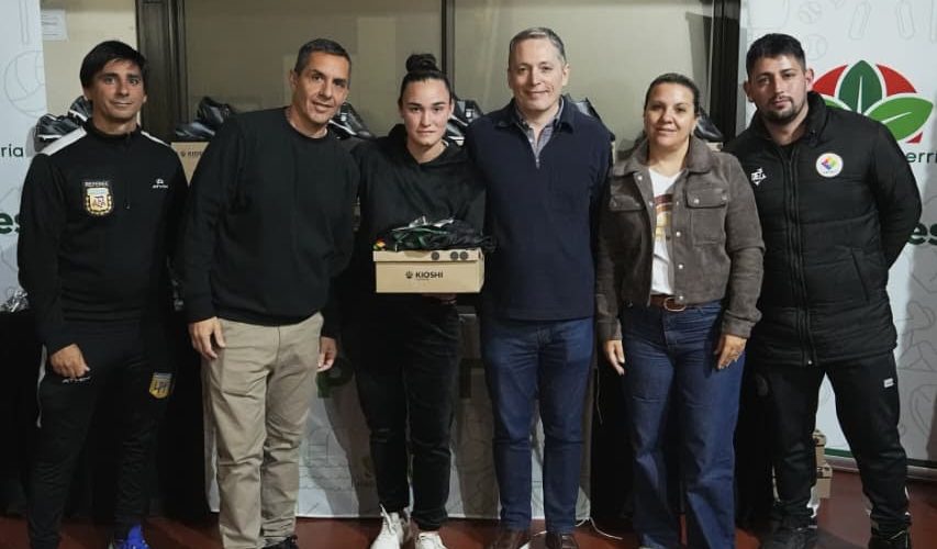 FERNANDO GRAY ENTREGÓ INDUMENTARIA Y ELEMENTOS A ESTUDIANTES DE LA ESCUELA MUNICIPAL DE ARBITRAJE DE FÚTBOL