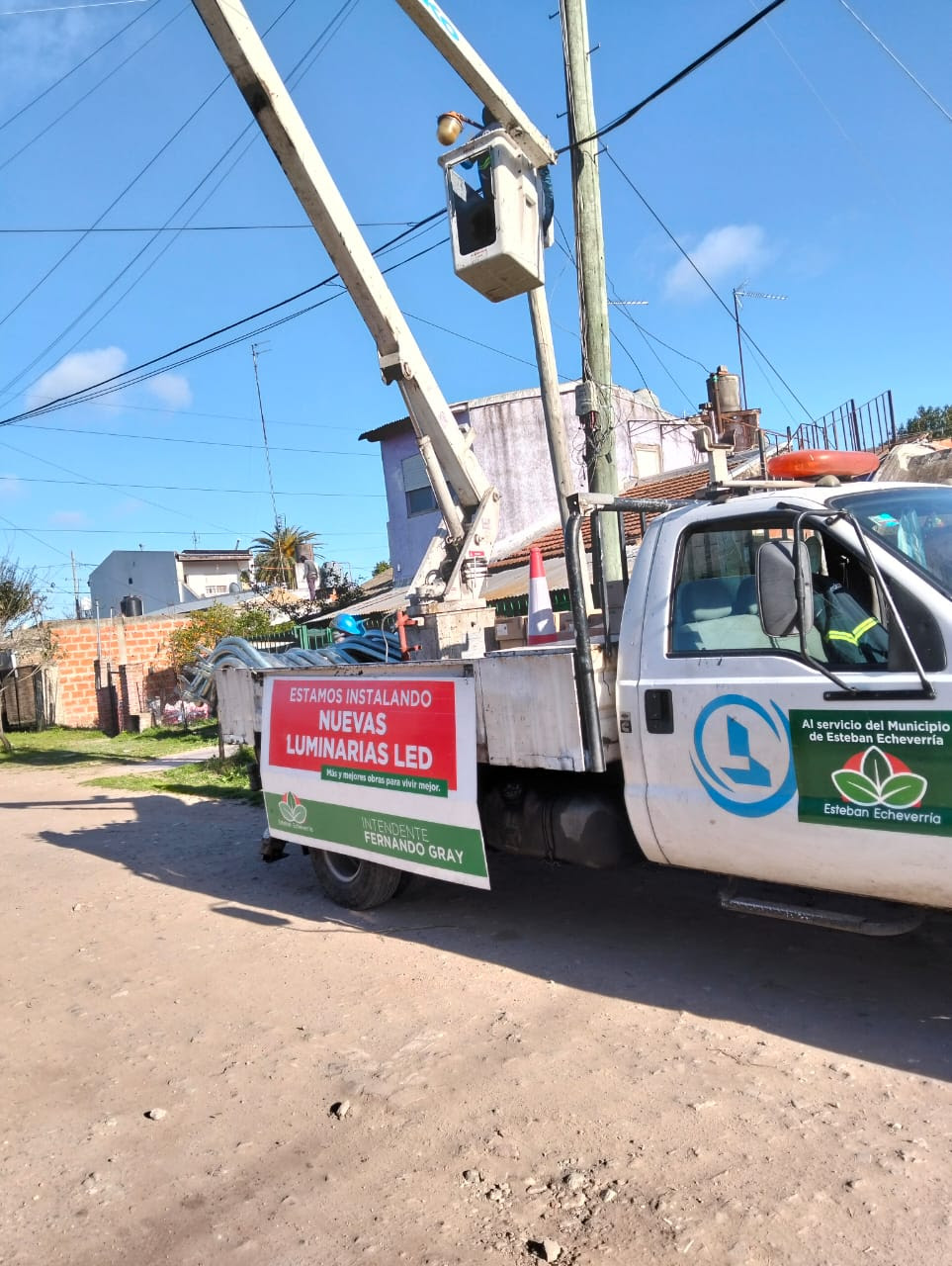 CONTINÚA LA INSTALACIÓN DE NUEVAS LUCES LED EN 9 DE ABRIL