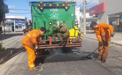 MONTE GRANDE: CONTINÚAN LOS TRABAJOS DE BACHEO