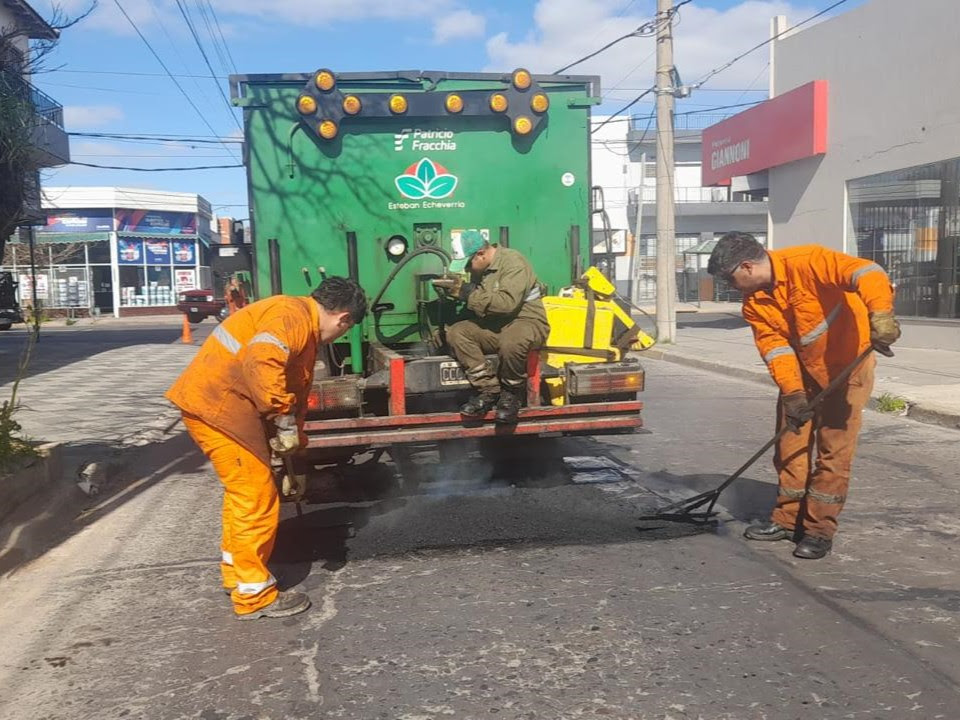 MONTE GRANDE: CONTINÚAN LOS TRABAJOS DE BACHEO