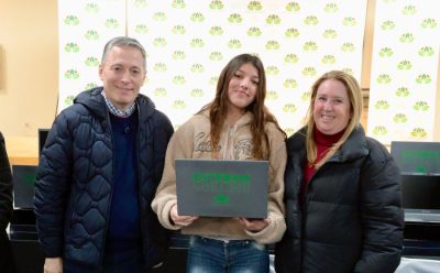 ESTEBAN ONLINE: FERNANDO GRAY Y MAGUI GRAY ENTREGARON 102 NOTEBOOKS A ESTUDIANTES SECUNDARIOS DE EL JAGÜEL