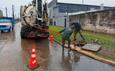 POR LAS INTENSAS LLUVIAS, EL MUNICIPIO DESPLIEGA UN OPERATIVO DE LIMPIEZA EN DISTINTOS BARRIOS DEL DISTRITO