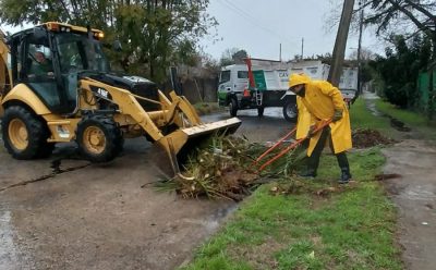 AVANZAN LOS TRABAJOS DE LIMPIEZA Y SANEAMIENTO EN LOS BARRIOS DEL DISTRITO