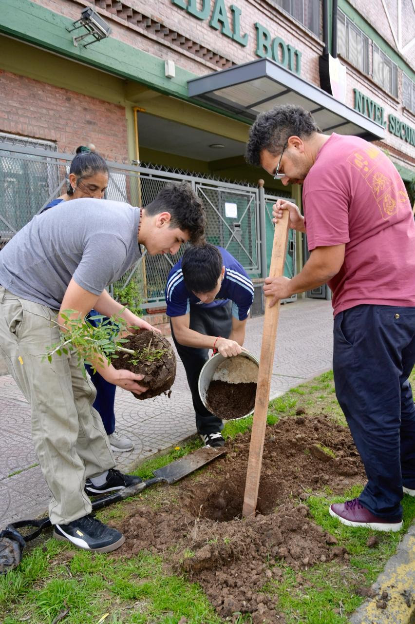 FONDO DE JUVENTUD Y ACCIÓN CLIMÁTICA DE BLOOMBERG PHILANTHROPIES: EL COLEGIO VICENTA VIDAL BOU Y LA ONG INICIATIVA SOLIDARIA AVANZAN EN SUS PROYECTOS MEDIOAMBIENTALES