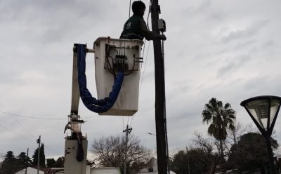 LUIS GUILLÓN: EL MUNICIPIO INSTALÓ LUMINARIAS LED EN LA PLAZA LOS ROBLES