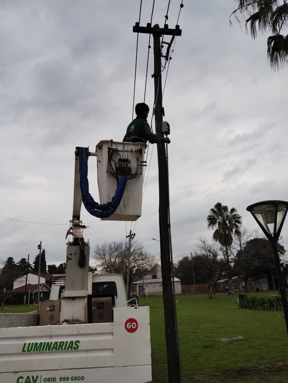 LUIS GUILLÓN: EL MUNICIPIO INSTALÓ LUMINARIAS LED EN LA PLAZA LOS ROBLES