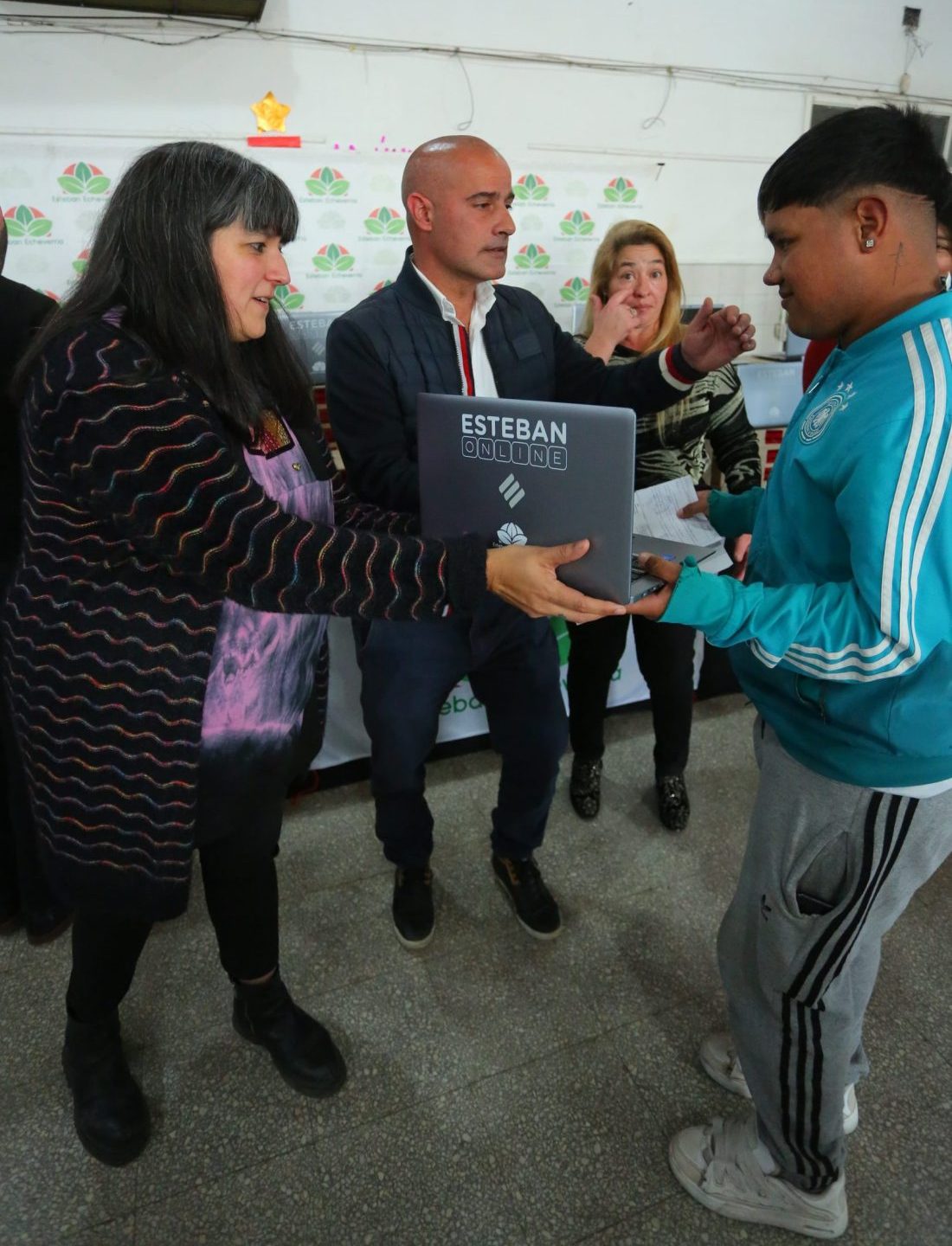 ESTEBAN ONLINE: SE ENTREGARON 425 NOTEBOOKS A ESTUDIANTES DE LA ESCUELA SECUNDARIA N° 5