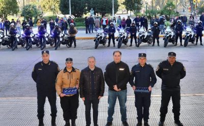 FERNANDO GRAY ENTREGÓ 20 MOTOS A LA POLICÍA BONAERENSE