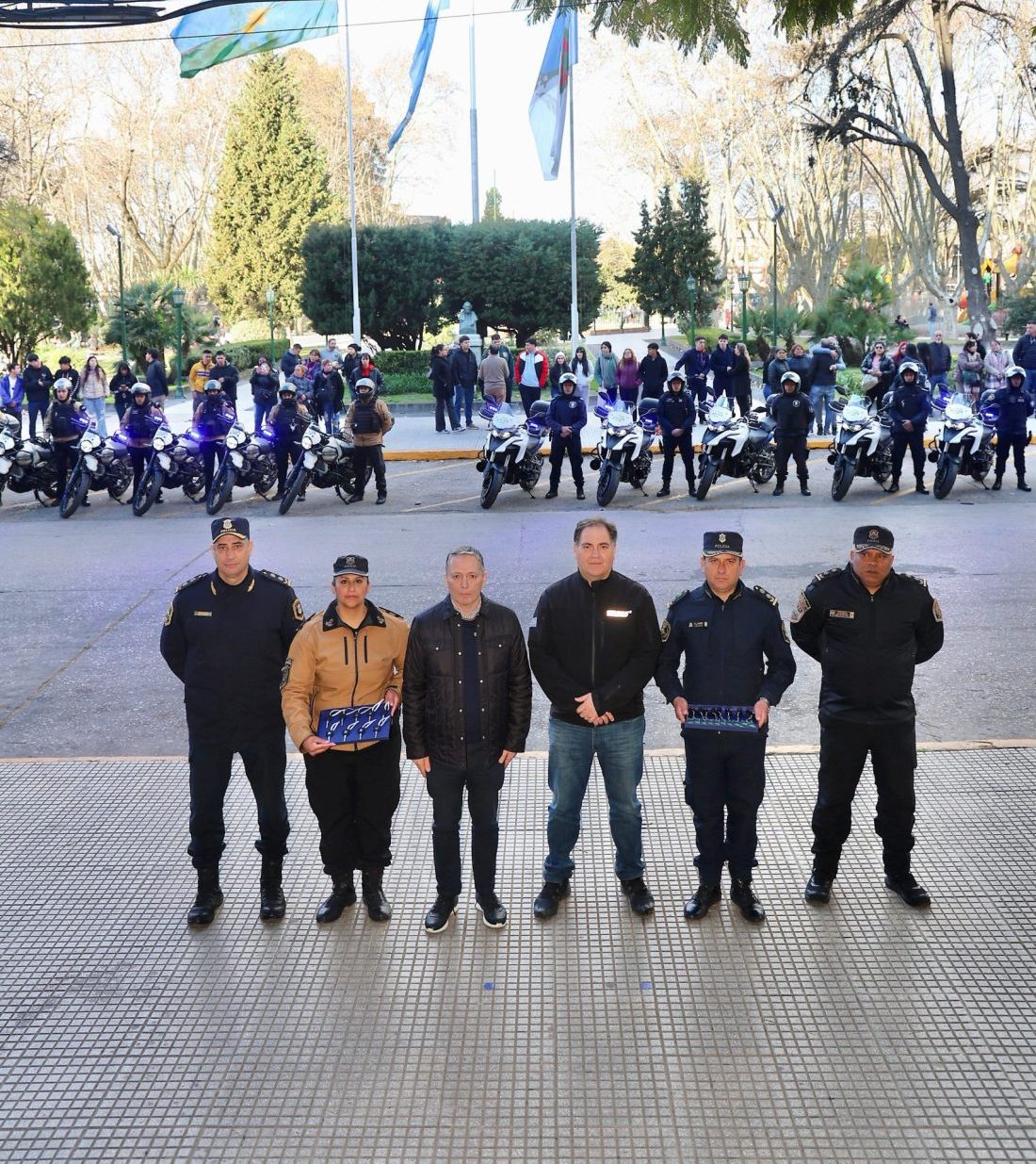 FERNANDO GRAY ENTREGÓ 20 MOTOS A LA POLICÍA BONAERENSE