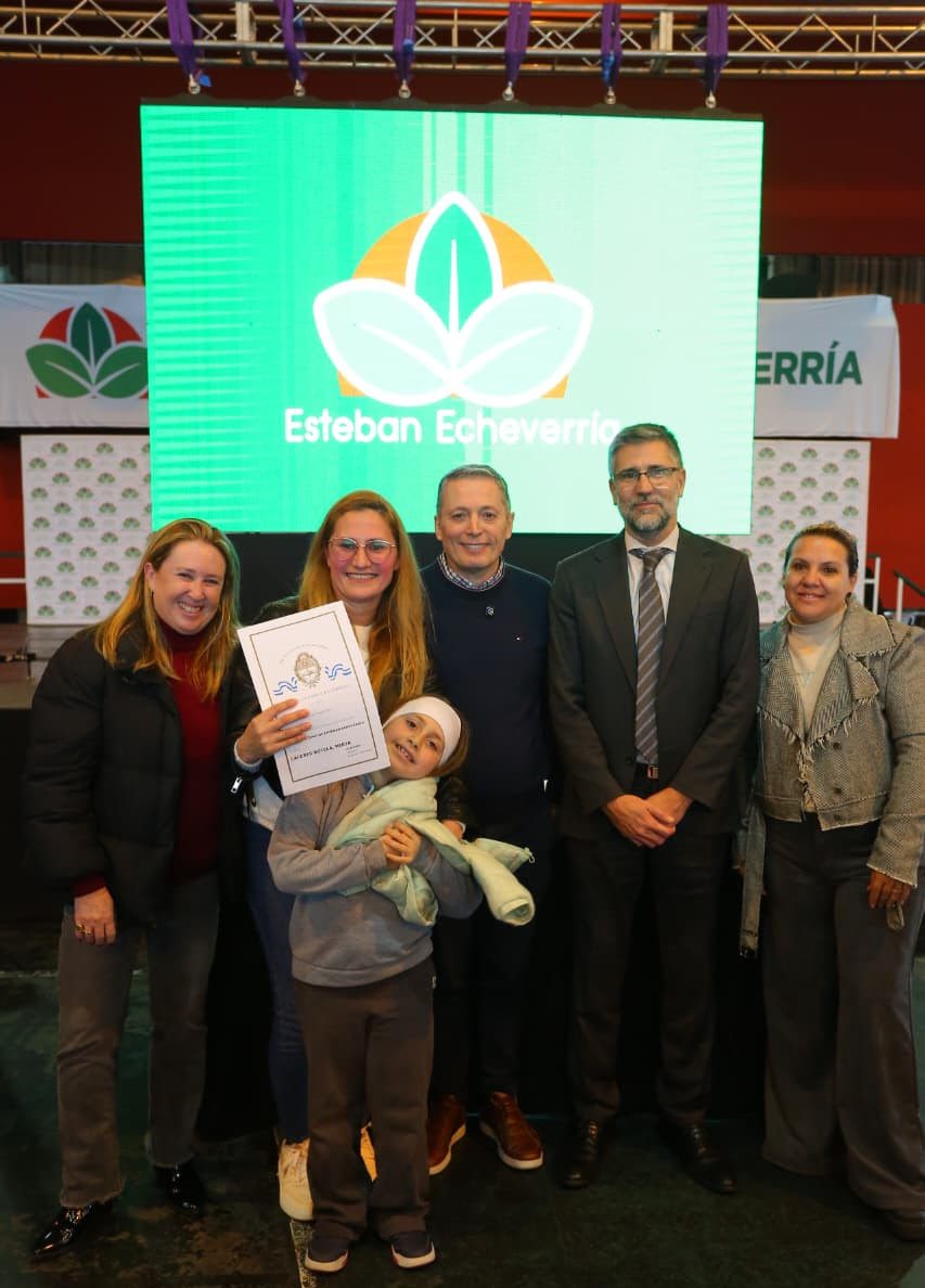 FERNANDO GRAY Y MAGUI GRAY ENTREGARON 1.122 ESCRITURAS DE SUS HOGARES A FAMILIAS DE ESTEBAN ECHEVERRÍA
