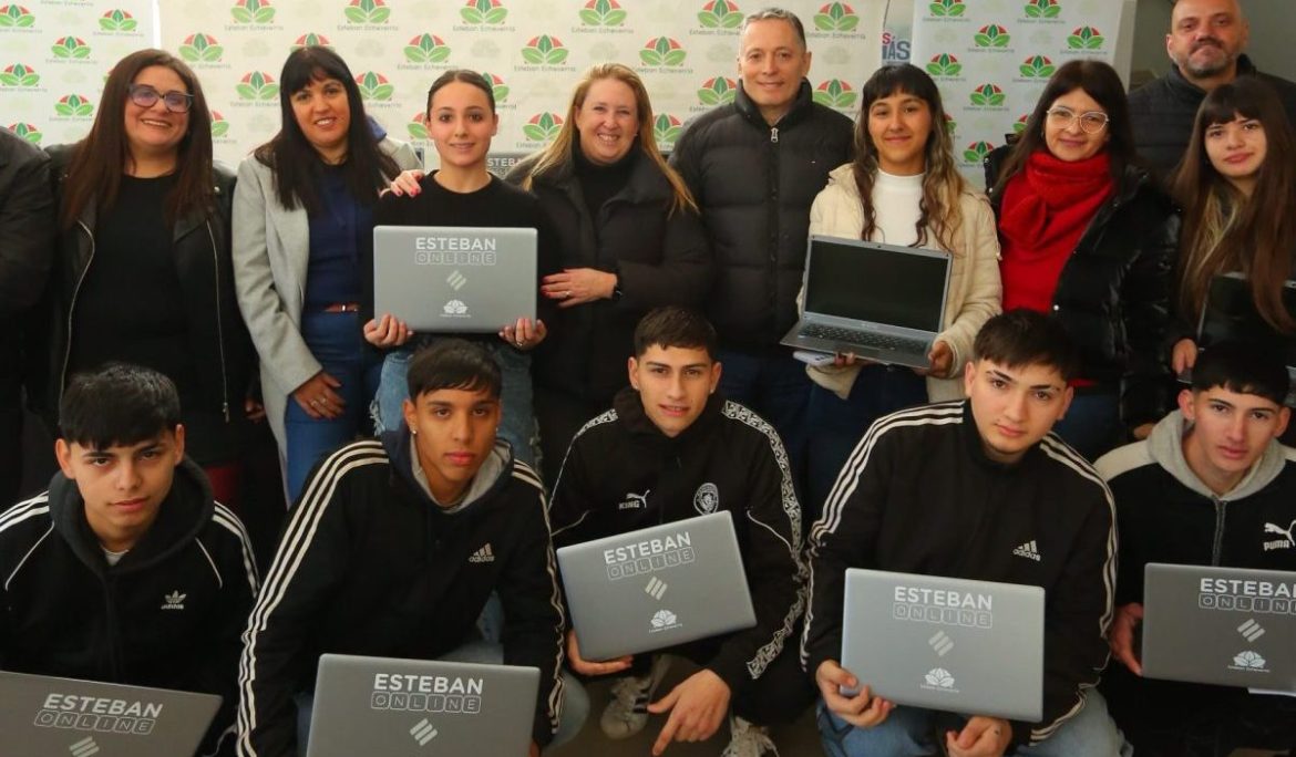 FERNANDO GRAY Y MAGUI GRAY ENTREGARON 418 NOTEBOOKS A ESTUDIANTES DE ESCUELAS SECUNDARIAS DEL DISTRITO
