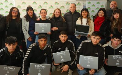 FERNANDO GRAY Y MAGUI GRAY ENTREGARON 418 NOTEBOOKS A ESTUDIANTES DE ESCUELAS SECUNDARIAS DEL DISTRITO