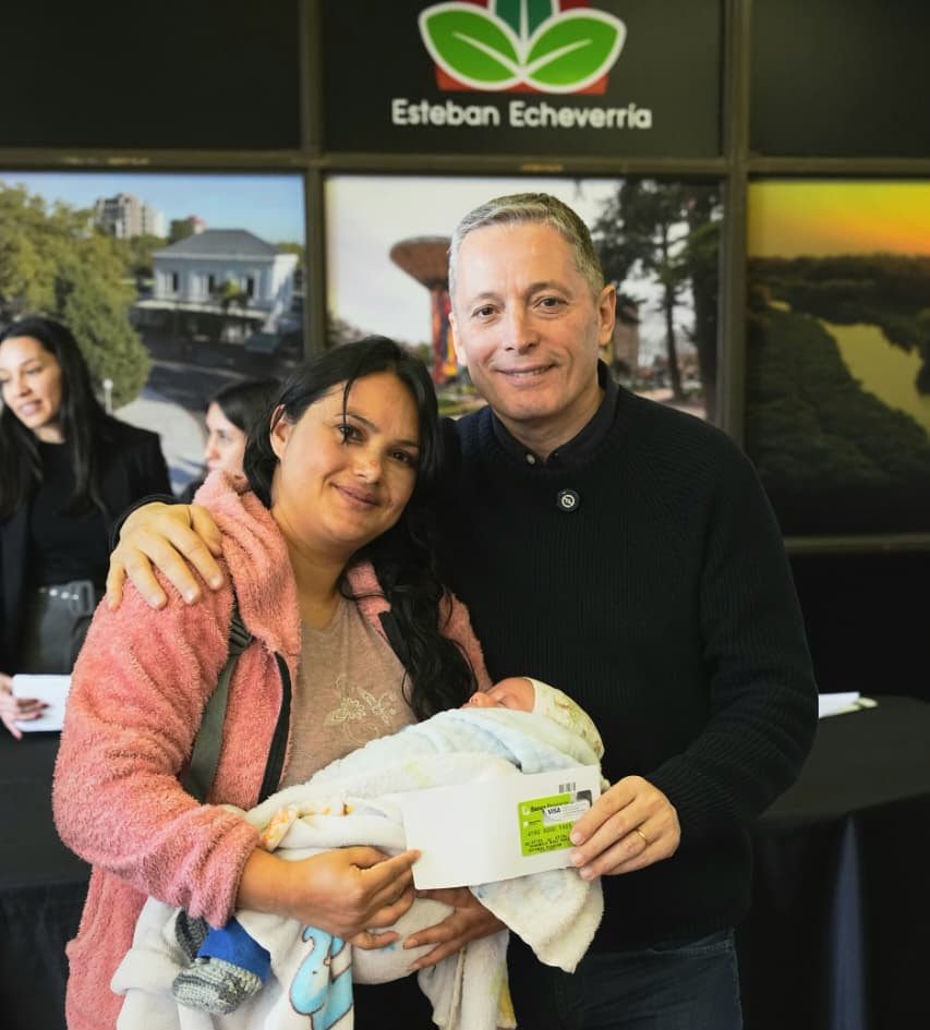FERNANDO GRAY ENTREGÓ 80 TARJETAS DEL PLAN MÁS VIDA