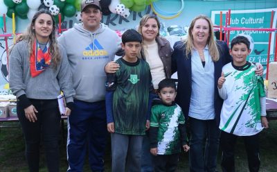 MAGUI GRAY ENTREGÓ INDUMENTARIA Y ELEMENTOS DEPORTIVOS AL CLUB DEFENSORES DE EL JAGÜEL
