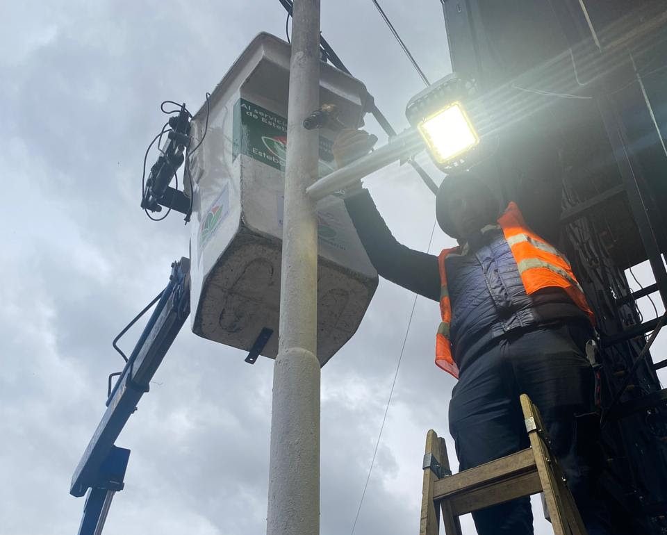 EL MUNICIPIO CONTINÚA CON LA INSTALACIÓN DE LUCES LED PEATONALES EN EL JAGÜEL