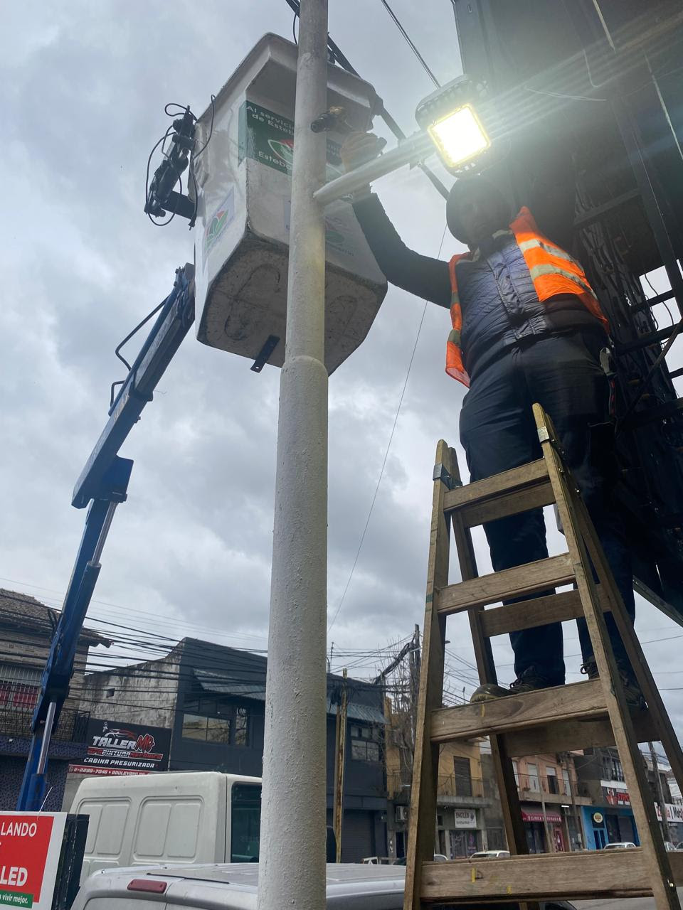EL MUNICIPIO COMENZÓ CON LA INSTALACIÓN DE LUCES LED PEATONALES EN LUIS GUILLÓN