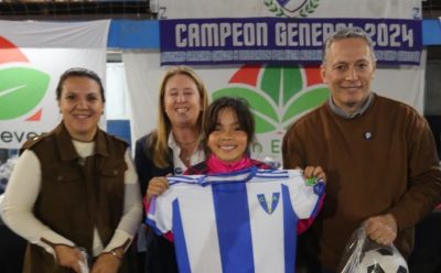 FERNANDO GRAY Y MAGUI GRAY ENTREGARON CAMISETAS A LOS CLUBES DE LAS LIGAS DE FUTBOL FEMENINO