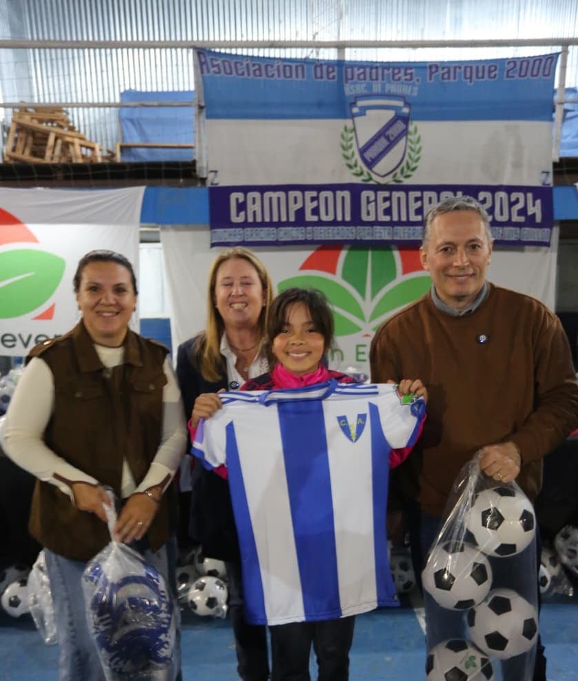 FERNANDO GRAY Y MAGUI GRAY ENTREGARON CAMISETAS A LOS CLUBES DE LAS LIGAS DE FUTBOL FEMENINO
