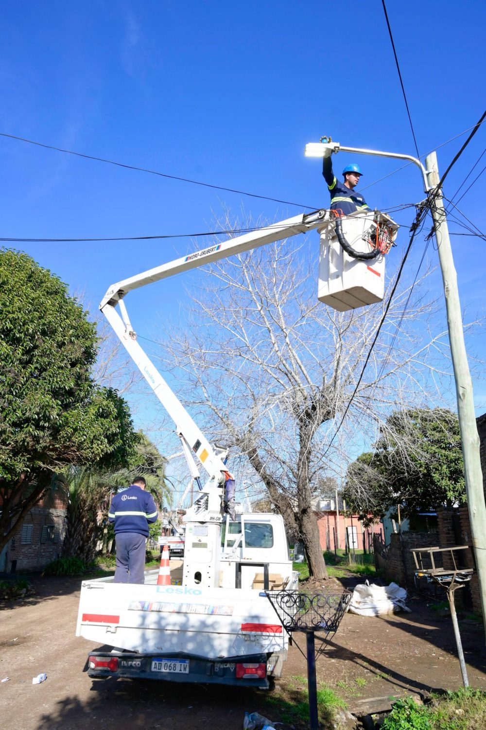 MONTE GRANDE SUR: AVANZA LA INSTALACIÓN DE LUCES LED EN EL BARRIO POLICIAL