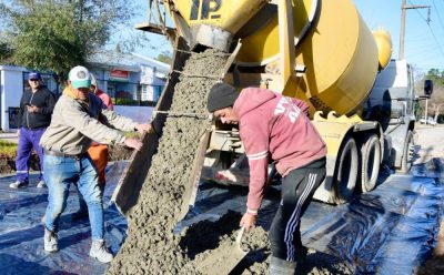 OBRAS DE BACHEO EN HORMIGÓN DE ALTA RESISTENCIA SOBRE LA CALLE SAN PEDRITO EN MONTE GRANDE SUR