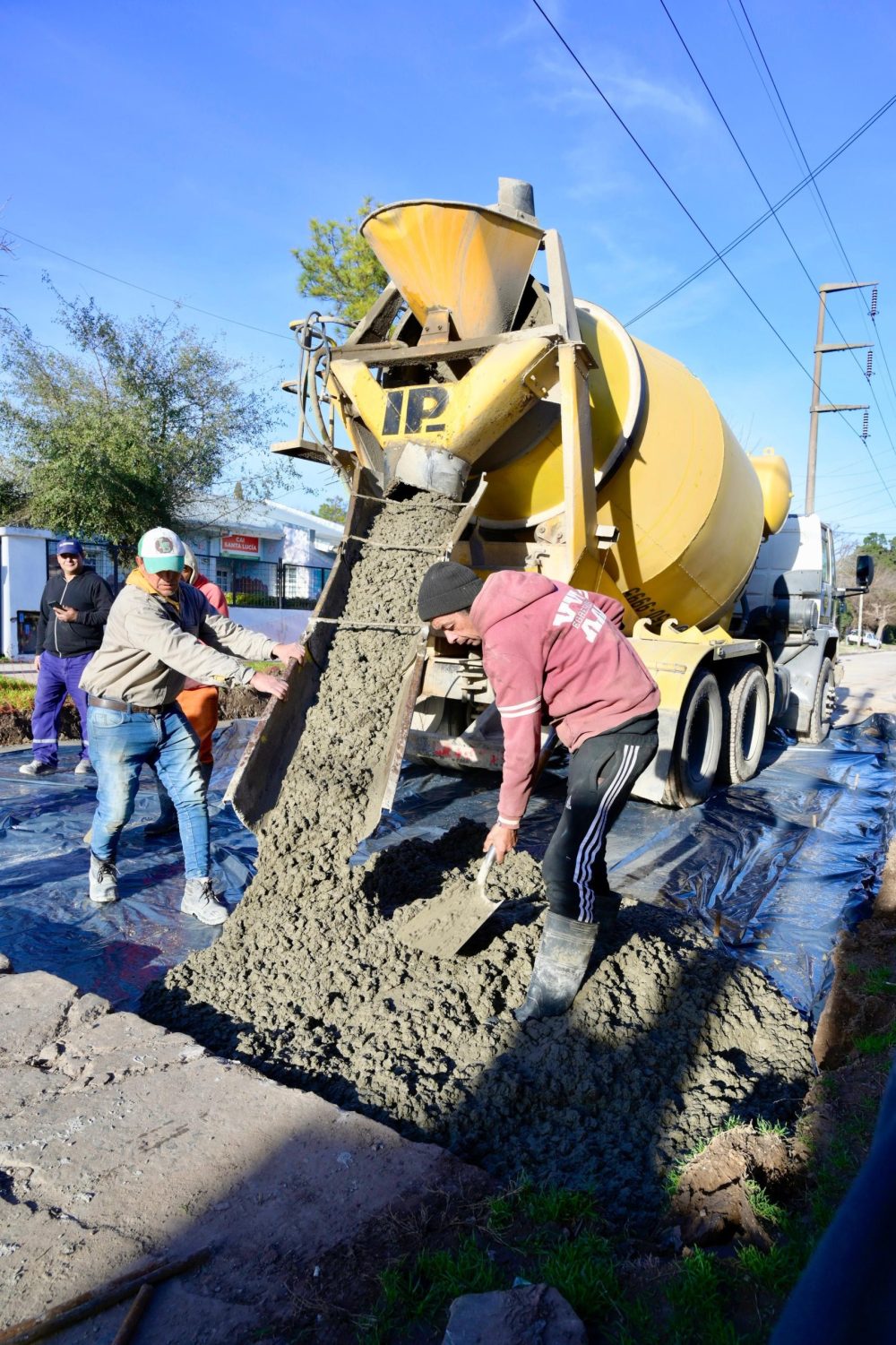 OBRAS DE BACHEO EN HORMIGÓN DE ALTA RESISTENCIA SOBRE LA CALLE SAN PEDRITO EN MONTE GRANDE SUR