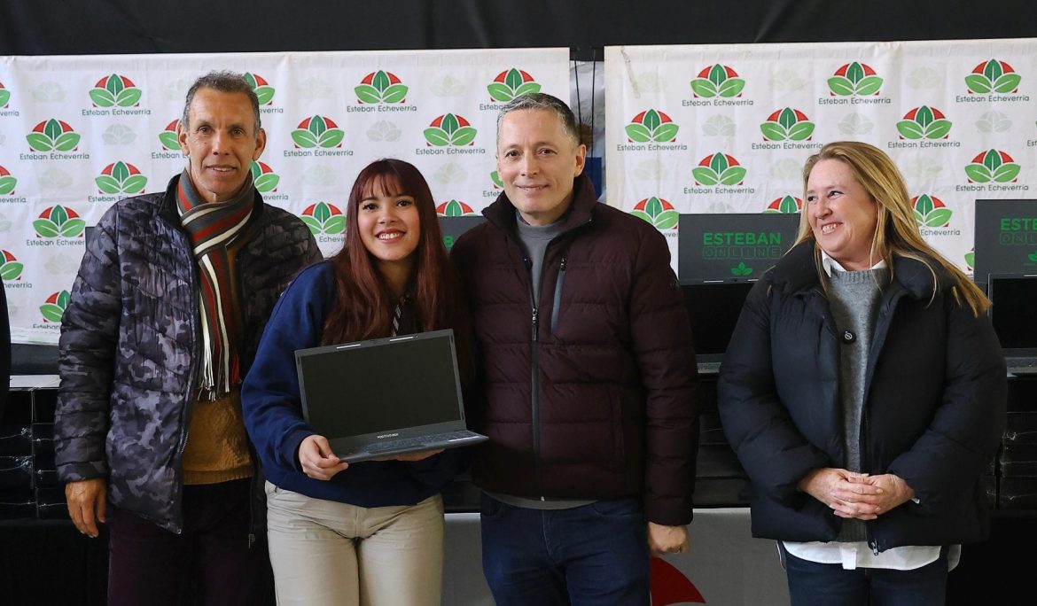 FERNANDO GRAY Y MAGUI GRAY ENTREGARON 475 NOTEBOOKS A ESTUDIANTES DE ESCUELAS SECUNDARIAS DE MONTE GRANDE