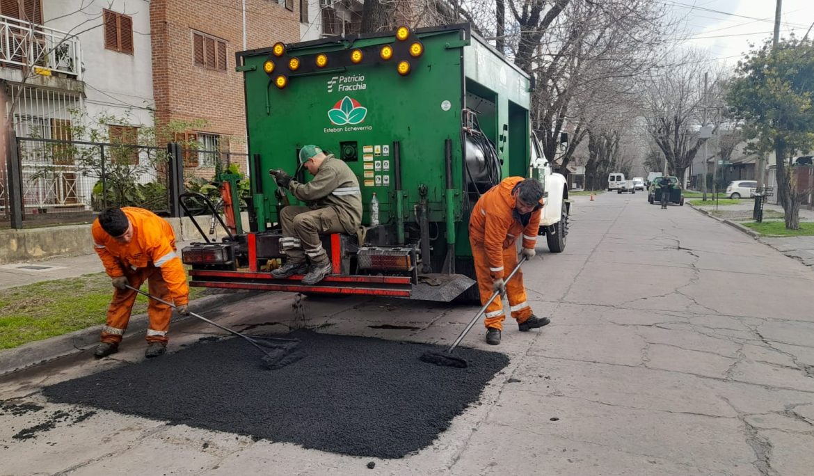 MONTE GRANDE: SIGUEN LAS OBRAS DE BACHEO SOBRE LA CALLE GENERAL RODRÍGUEZ