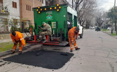 MONTE GRANDE: SIGUEN LAS OBRAS DE BACHEO SOBRE LA CALLE GENERAL RODRÍGUEZ