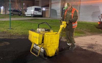 EL MUNICIPIO REALIZA TAREAS DE BACHEO SOBRE LA CALLE CHACABUCO, EN LUIS GUILLÓN