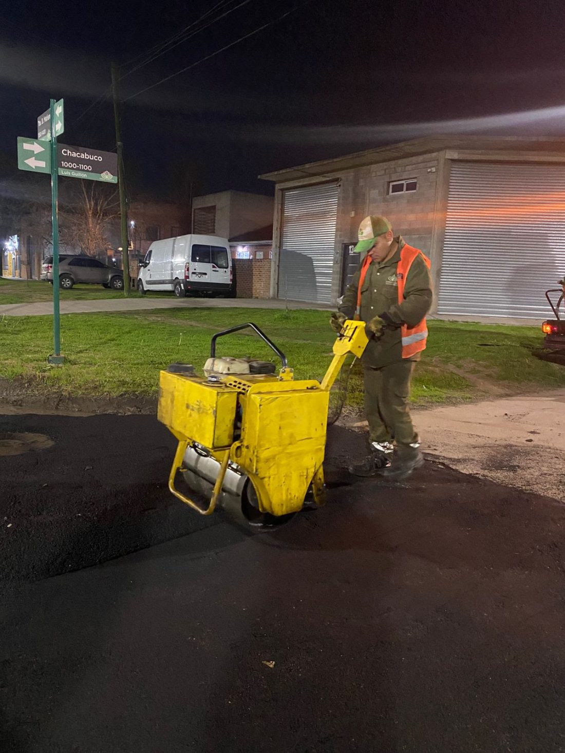 EL MUNICIPIO REALIZA TAREAS DE BACHEO SOBRE LA CALLE CHACABUCO, EN LUIS GUILLÓN