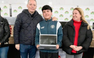 FERNANDO GRAY Y MAGUI GRAY ENTREGARON 508 NOTEBOOKS A ESTUDIANTES DE ESCUELAS SECUNDARIAS DE MONTE GRANDE Y LUIS GUILLÓN