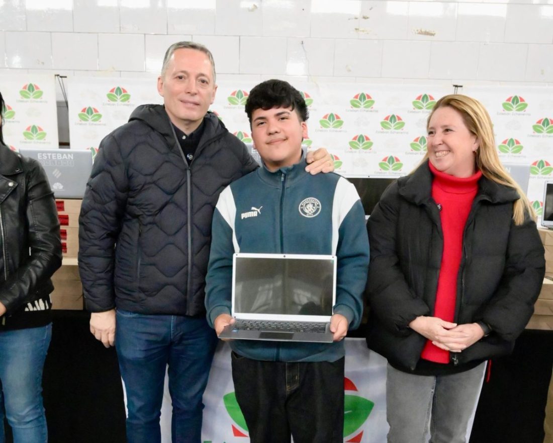 FERNANDO GRAY Y MAGUI GRAY ENTREGARON 508 NOTEBOOKS A ESTUDIANTES DE ESCUELAS SECUNDARIAS DE MONTE GRANDE Y LUIS GUILLÓN