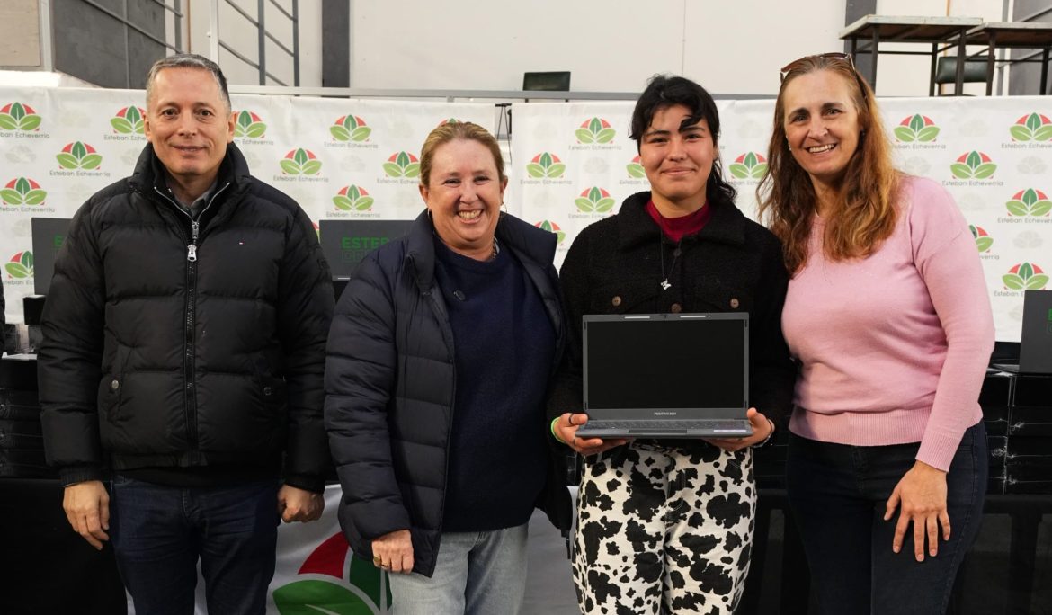 ESTEBAN ONLINE: FERNANDO GRAY Y MAGUI GRAY ENTREGARON 235 NOTEBOOKS A ESTUDIANTES DE ESCUELAS SECUNDARIAS