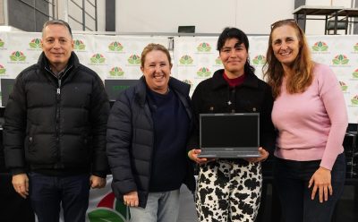 ESTEBAN ONLINE: FERNANDO GRAY Y MAGUI GRAY ENTREGARON 235 NOTEBOOKS A ESTUDIANTES DE ESCUELAS SECUNDARIAS