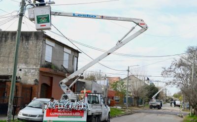 EL JAGÜEL: CONTINÚA LA COLOCACIÓN Y RENOVACIÓN DE LUMINARIAS LED EN CALLES Y AVENIDAS
