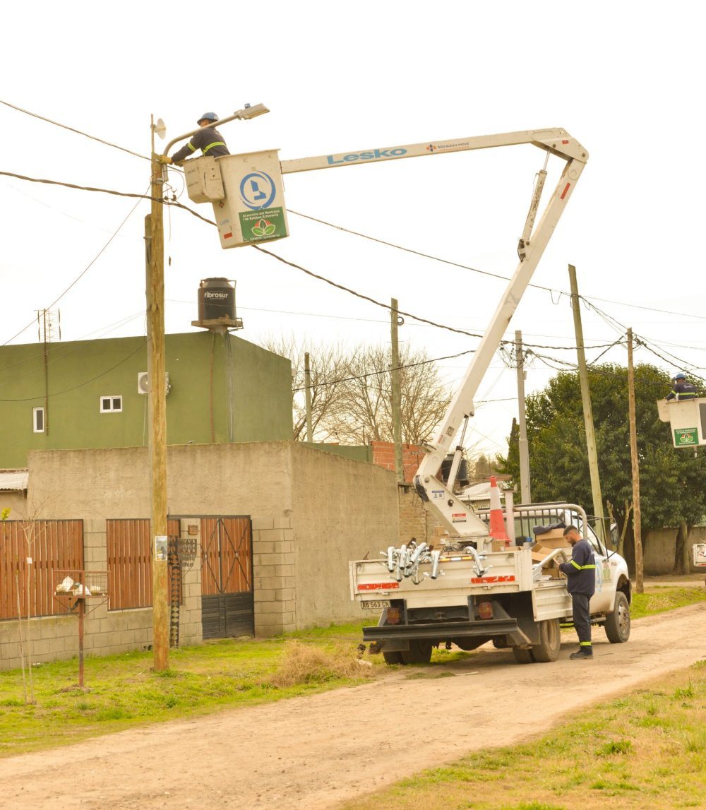 EL MUNICIPIO CONTINÚA CON LA INSTALACIÓN DE 372 LUCES LED EN EL BARRIO POLICIAL