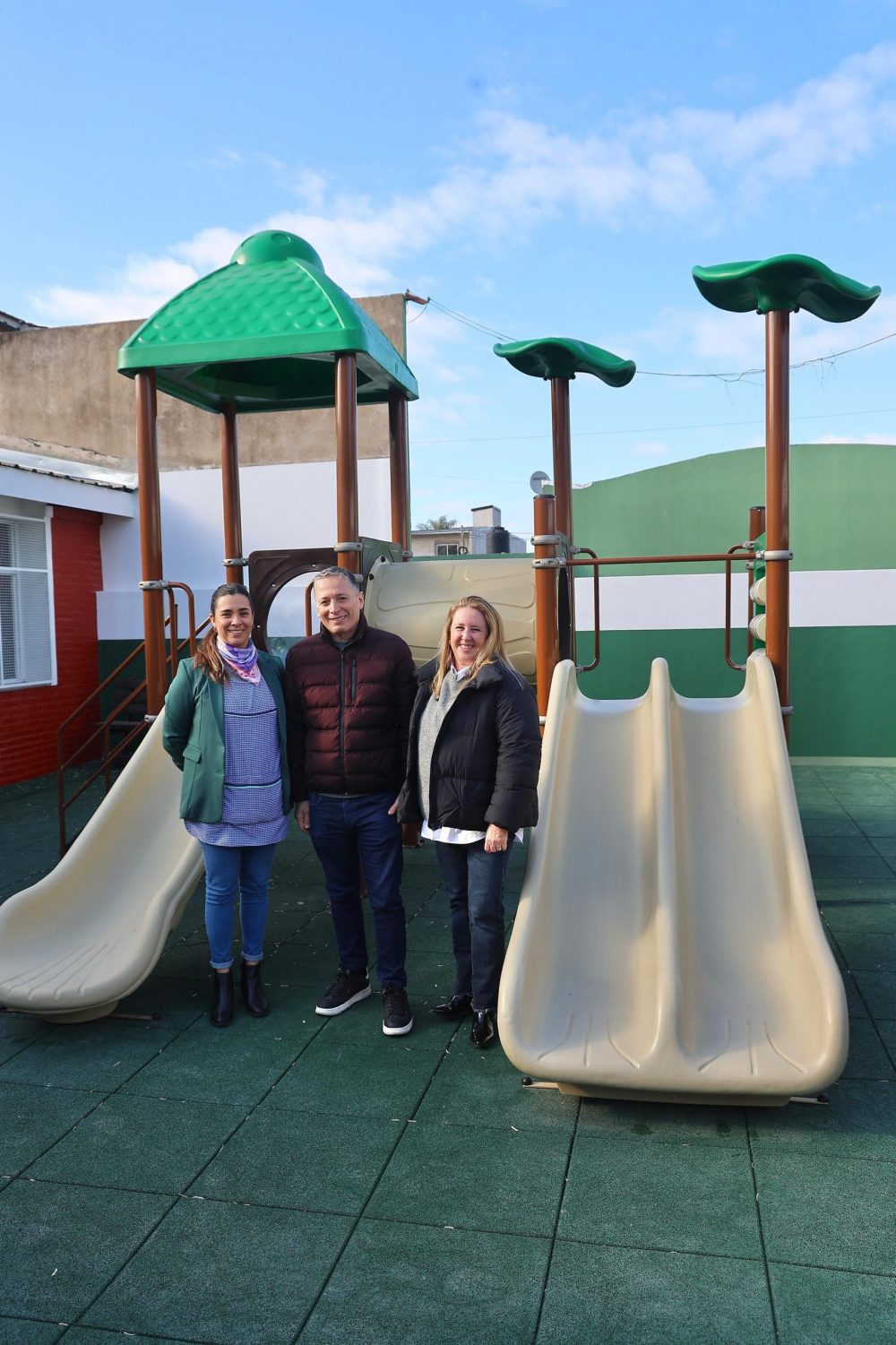 MONTE GRANDE: FERNANDO GRAY Y MAGUI GRAY PARTICIPARON DE LA INAUGURACIÓN DEL PATIO DE JUEGOS DEL JARDÍN DE INFANTES N° 906