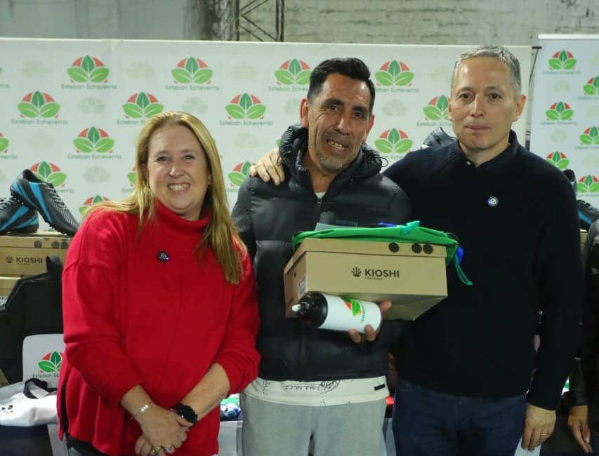 FERNANDO GRAY Y MAGUI GRAY ENTREGARON ELEMENTOS DEPORTIVOS EN EL CLUB MAYO DE LUIS GUILLÓN