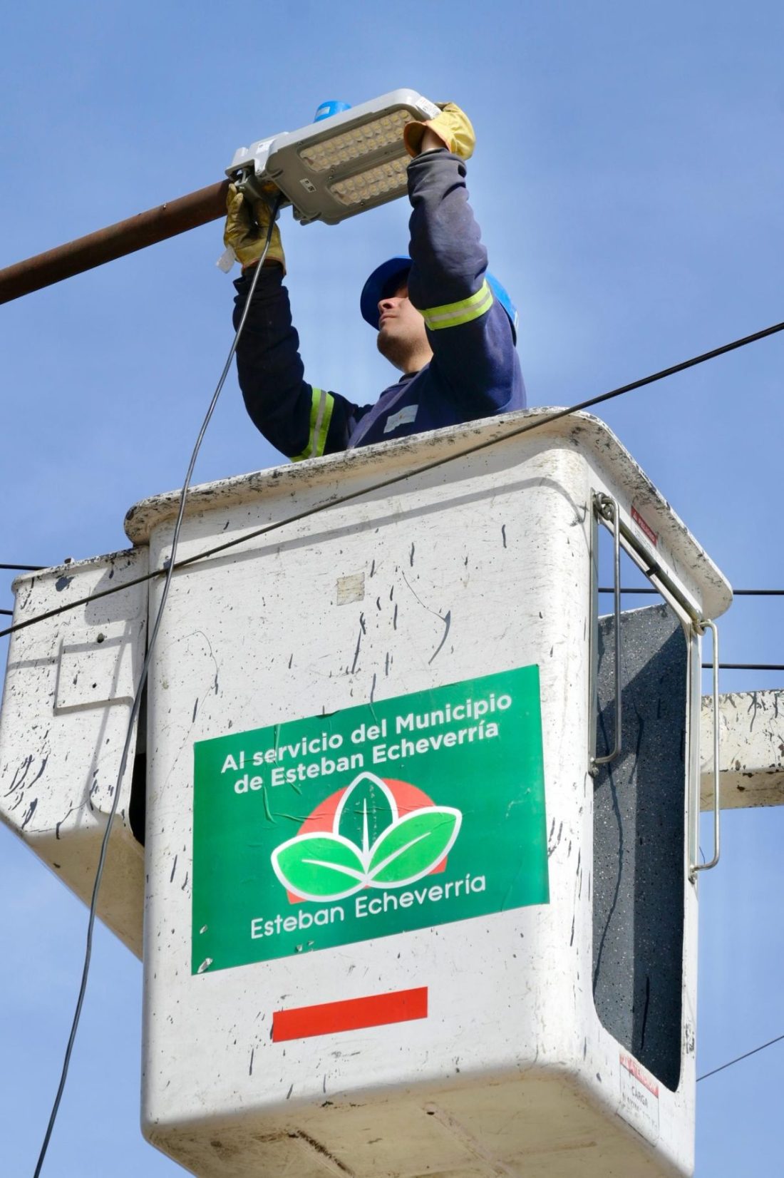 9 DE ABRIL: CONTINÚA LA INSTALACIÓN DE LUCES LED EN EL BARRIO PRIMERO DE MAYO