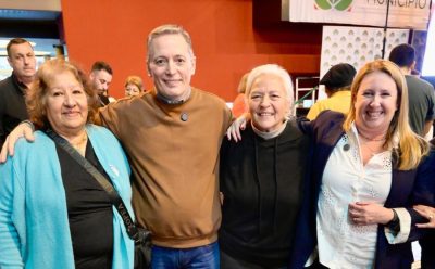 FERNANDO GRAY Y MAGUI GRAY PARTICIPARON DE UNA MERIENDA POR EL MES DE LA ANCIANIDAD