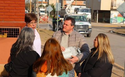 9 DE ABRIL: MAGUI GRAY RECORRIÓ LA INSTALACIÓN DE LUMINARIAS LED EN EL BARRIO PRIMERO DE MAYO