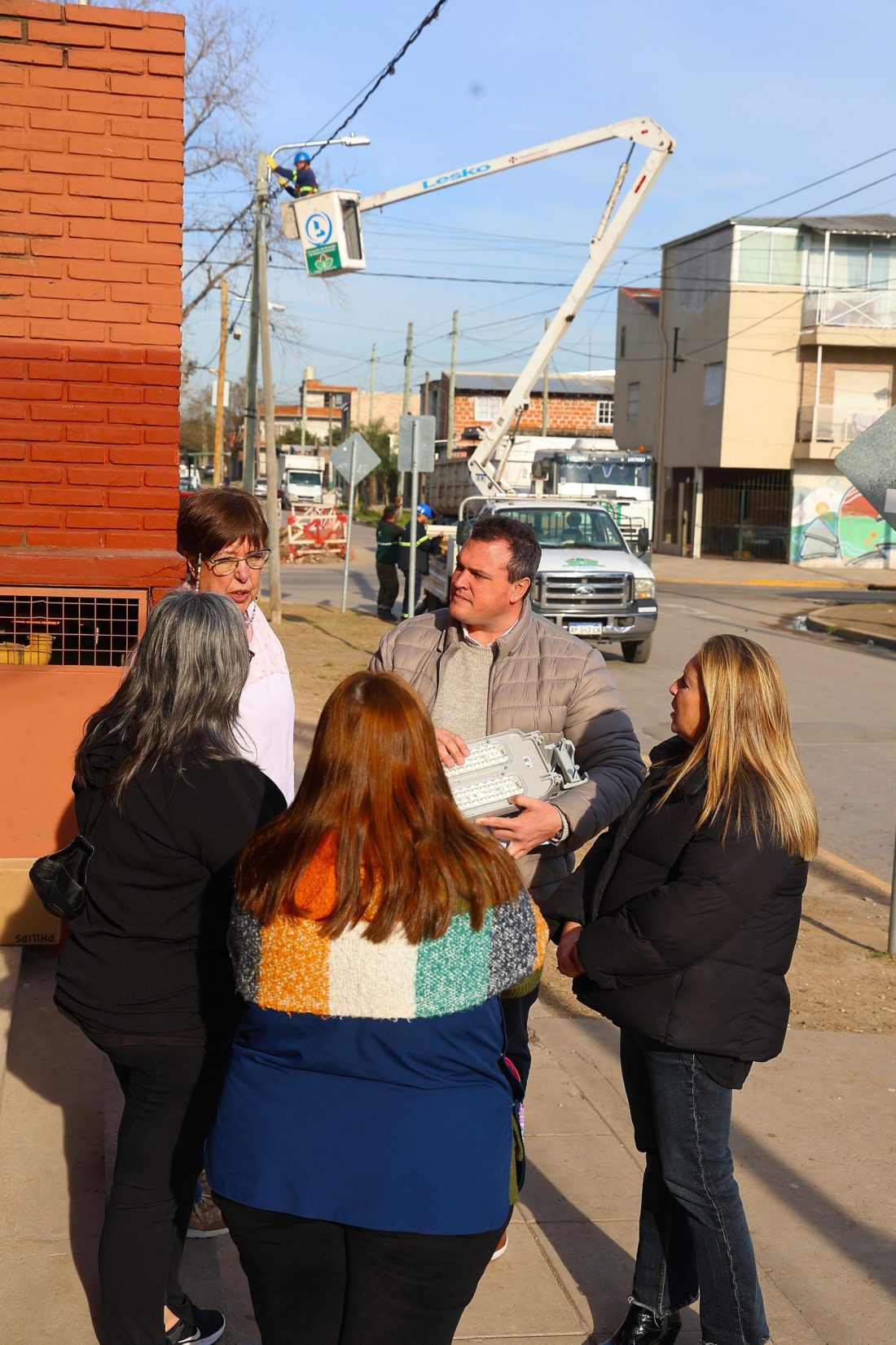 9 DE ABRIL: MAGUI GRAY RECORRIÓ LA INSTALACIÓN DE LUMINARIAS LED EN EL BARRIO PRIMERO DE MAYO