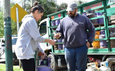 EL MUNICIPIO REALIZÓ UN OPERATIVO DE RECARGA DE GARRAFAS EN LA PLAZA SAN FRANCISCO DE 9 DE ABRIL