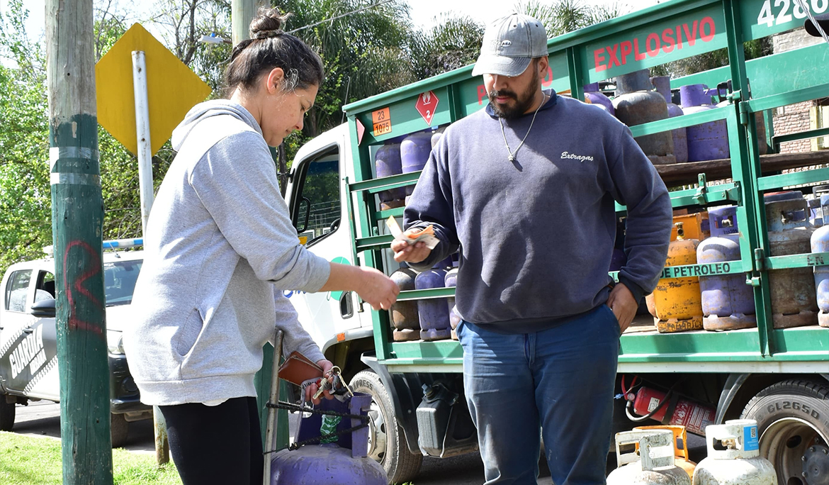 EL MUNICIPIO REALIZÓ UN OPERATIVO DE RECARGA DE GARRAFAS EN LA PLAZA SAN FRANCISCO DE 9 DE ABRIL