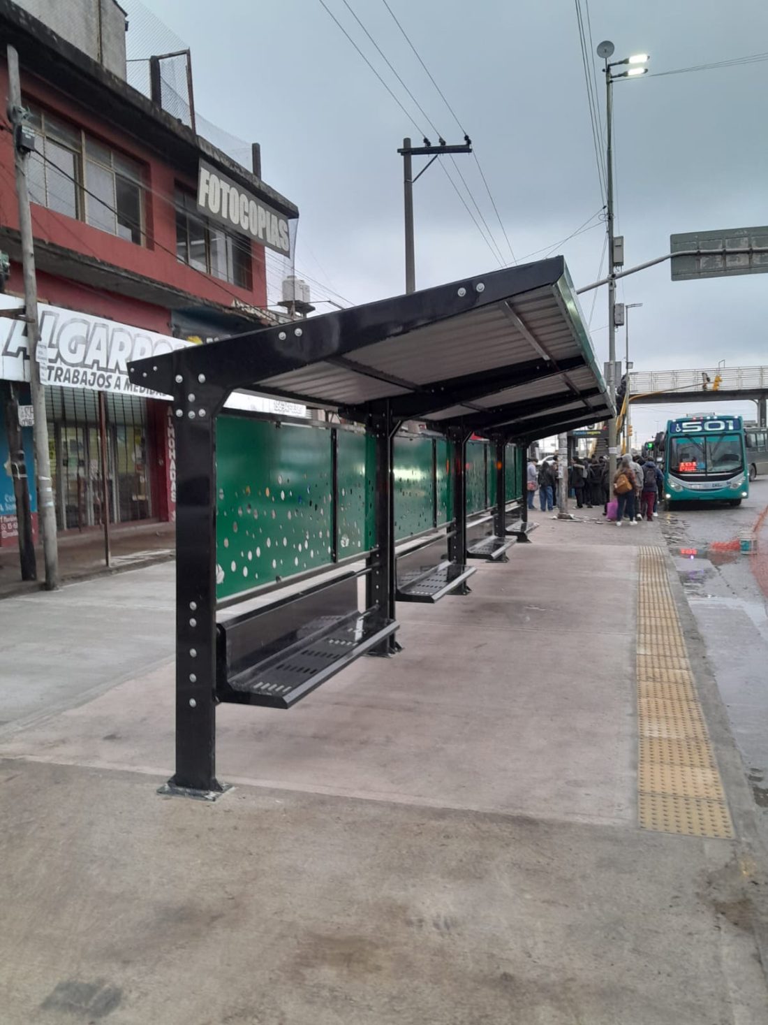 LUIS GUILLÓN: NUEVAS PARADAS DE COLECTIVOS FRENTE A LA UNIVERSIDAD DE LOMAS DE ZAMORA