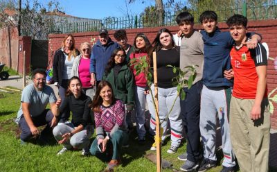 ESTUDIANTES Y DOCENTES DEL COLEGIO VICENTA VIDAL BOU DE LUIS GUILLÓN CONTINUARON CON LA PLANTACIÓN DE ESPECIES AUTÓCTONAS EN EL DISTRITO