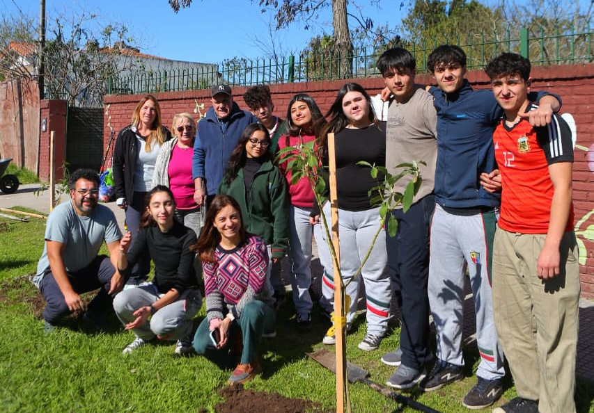 ESTUDIANTES Y DOCENTES DEL COLEGIO VICENTA VIDAL BOU DE LUIS GUILLÓN CONTINUARON CON LA PLANTACIÓN DE ESPECIES AUTÓCTONAS EN EL DISTRITO